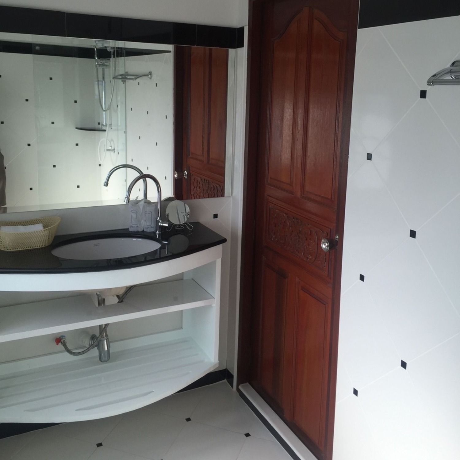The vanity with a stone top, basin, mirror and shower in the Superior Room bathroom at Lyndale Lodge